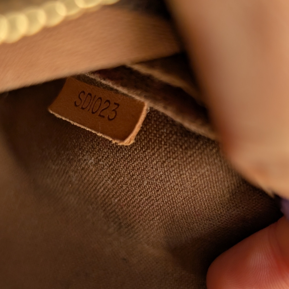 🤎AUTH Pre loved Louis Vuitton Pochette + Pearl Crossbody Strap! - Picture 10 of 15